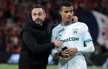 邮报：德泽尔比在曼联内部得到不少支持，因他有英超经验